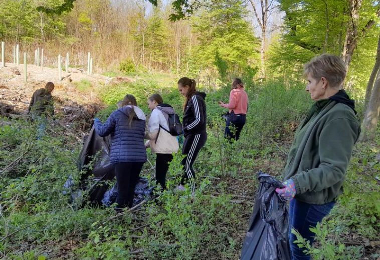 Vrijedni petrijanečki učenici i šumari očistili divlja odlagališta u Zelendvoru